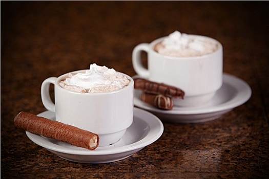 两个,咖啡杯,热可可,巧克力,饼干,褐色背景
