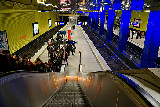 人,扶梯,地铁站,穆伊施纳法海茨,慕尼黑,上巴伐利亚,巴伐利亚,德国,欧洲