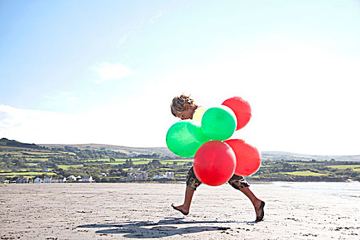 男孩,海滩,拿着,气球,威尔士,英国
