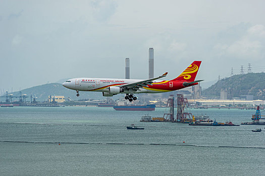 一架香港航空的客机正降落在香港国际机场