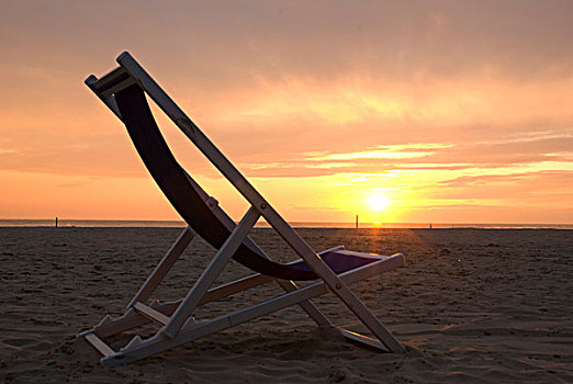 折叠躺椅,日落,海滩,利多,里维埃拉,托斯卡纳,意大利,欧洲