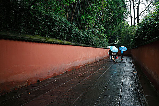 成都杜甫草堂,下雨天红墙走廊