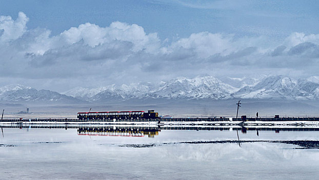 中国青海省茶卡盐湖上远看驶过的小火车