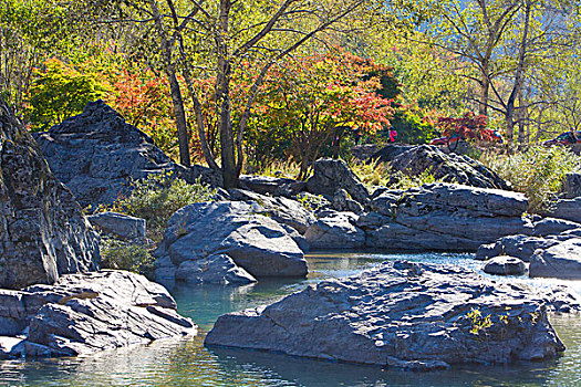 河道,断流,干涸,旱季,石头,河卵石,倒影,植被,自然,风光,本溪,湖里村,秋季,红叶