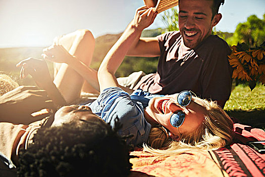 玩耍,年轻,朋友,笑,放松,野餐毯,晴朗,夏天,公园