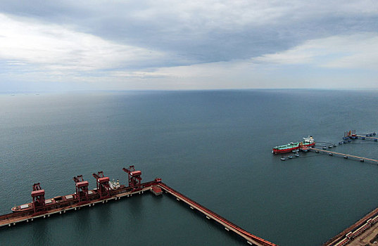 山东省青岛市,鸟瞰40万吨级矿石码头雄伟壮观,远洋巨轮靠泊港区装卸繁忙有序