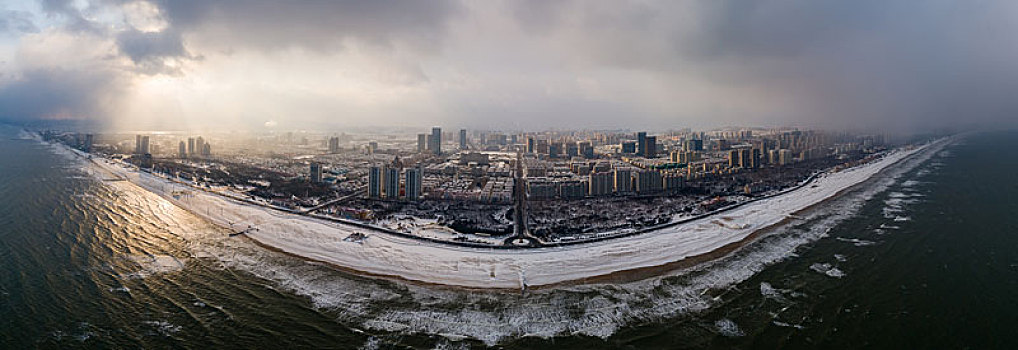 山东烟台金沙滩雪景美如画