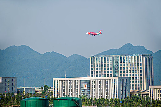 亚洲航空的飞机正降落重庆江北机场