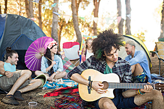 男青年,弹吉他,朋友,坐,背景,营地