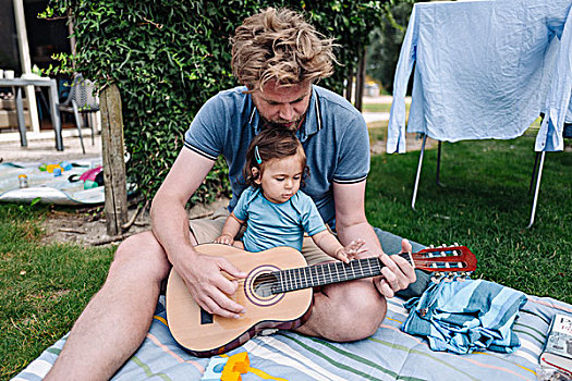 父亲,女儿,弹吉他,一起