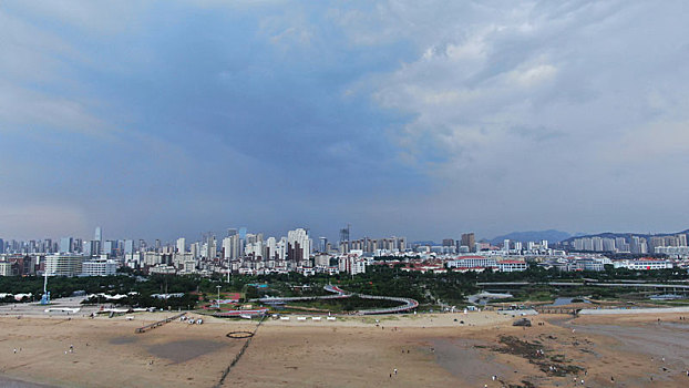 山东省日照市,海边乌云密布山雨欲来,雷阵雨转眼即到