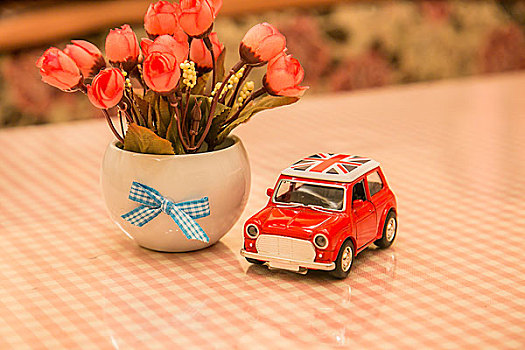 花与汽车玩具静物