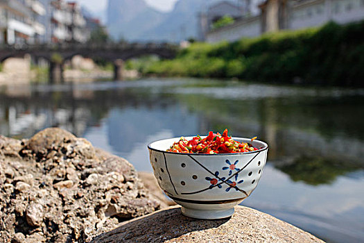 天然风景依山傍水倒影靓丽风景辣椒酱展示图片