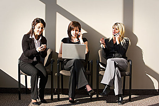 三个女人,坐,交谈,手机