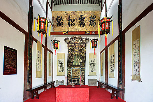 巴渝民俗文化博物馆内这一镇馆之宝则是誉为,中国第一龛,的金木雕家神龛,其形象之高大,用金之厚重,堪为世间所罕见