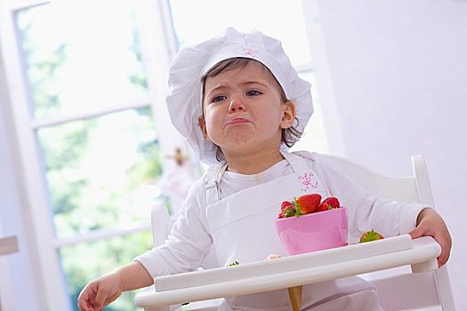 小女孩,厨师帽,吃,草莓
