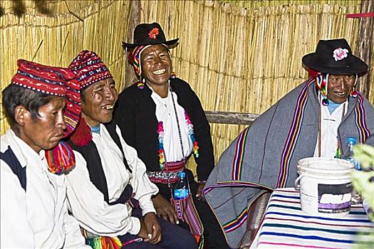 四个人,坐,微笑,提提卡卡湖,塔丘勒岛,普诺,秘鲁