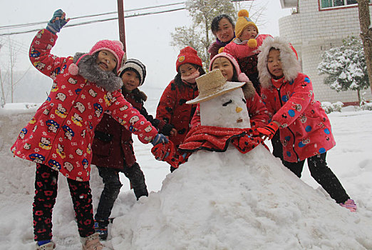 雪中的孩子真快乐