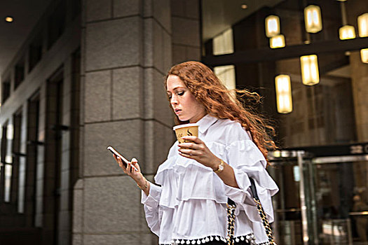 年轻,职业女性,外卖,咖啡,看,智能手机,人行道,纽约,美国