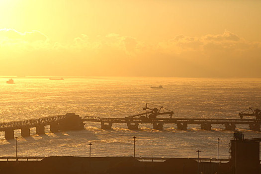 零下16度的日照港,云蒸霞蔚的金色海面让人大饱眼福
