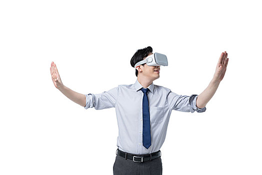 商務(wù)男士使用VR眼鏡