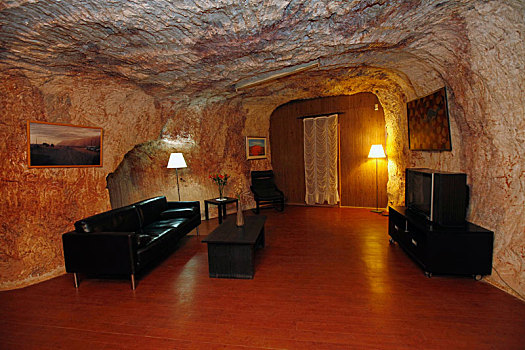 岩石下的客厅