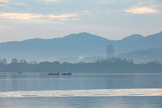 杭州西湖清晨雷峰塔山色风光