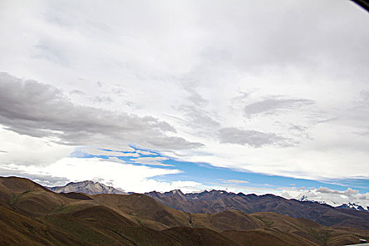 中国西藏高原的雪山和白云