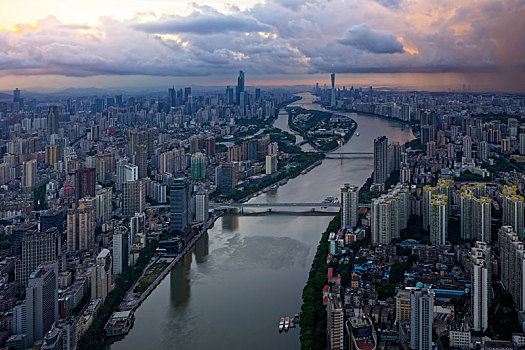 中国广东广州,航拍夏季晨曦中的广州塔和珠江广州河段两岸景观