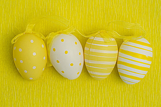 四个,复活节彩蛋,排列,黄色背景