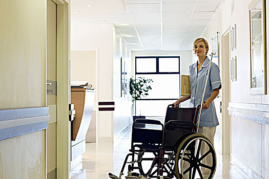 医护人员,推,轮椅,医院,走廊