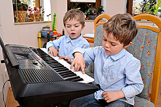 双胞胎,男孩,演奏音乐,一起,按键