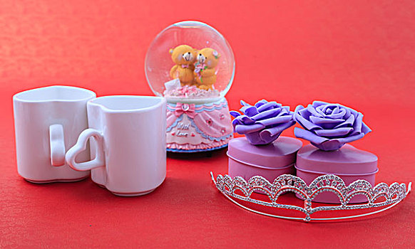 爱情心形水杯紫色玫瑰花礼盒水晶皇冠和水晶球旋转爱情小熊