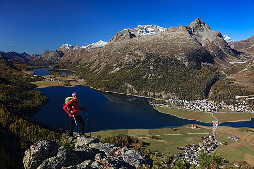 女人,登山,红色,外套,后面,湖,阿尔卑斯山,恩格达恩,瑞士,欧洲