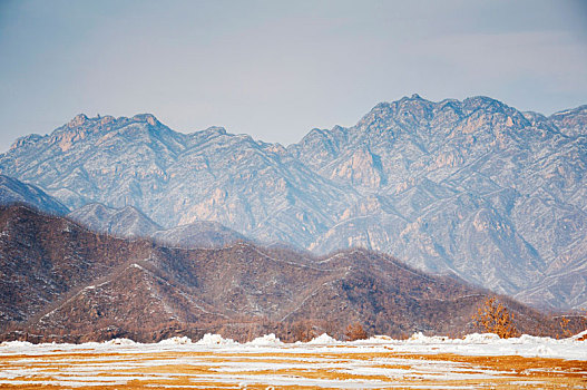 冬季被积雪覆盖的山峰