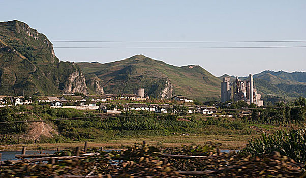 中朝边界鸭绿江对岸朝鲜风光