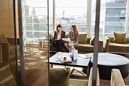 职业女性,会面,办公室,沙发,伦敦,英国