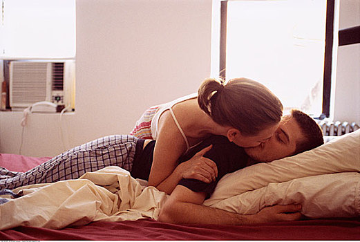 亲吻,床上