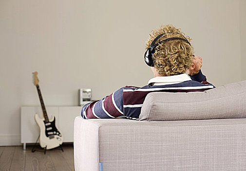 男人,耳机,坐,沙发,电吉他,背景,后视图