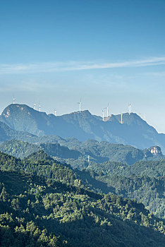 遥望重庆綦江区万盛黑山镇的茫茫群山和风力发电站