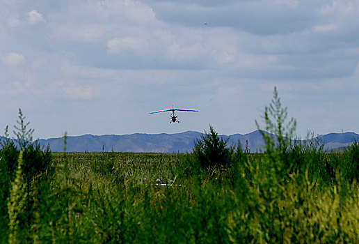 草原上空滑翔机飞行