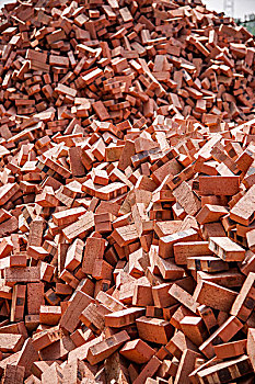 房屋建筑施工工地上堆积的红色砖头