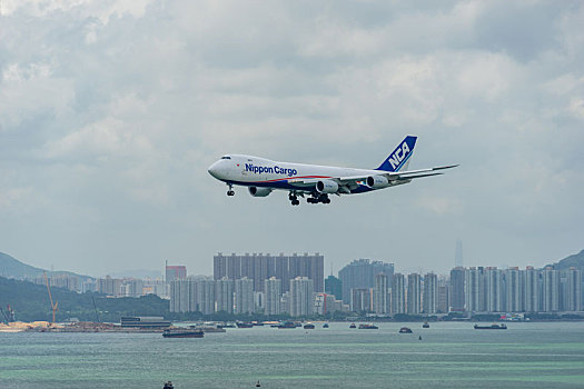 一架日本货运航空的货机正降落在香港国际机场