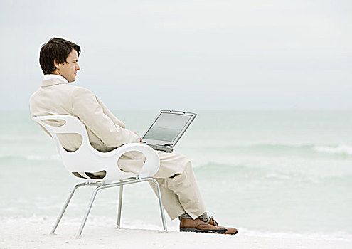 商务人士,坐,椅子,海滩,笔记本电脑
