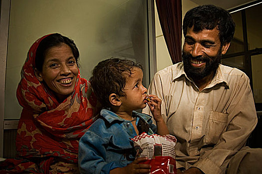 穆罕默德,无意识,妻子,自制,担架,两个,白天,外科手术,医院,穆扎法拉巴德,孩子,巴基斯坦,八月,2006年
