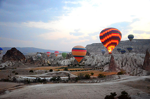 土耳其卡帕多奇亚热气球日出