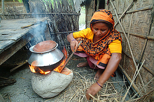 乡村,女人,烹调,稻米,烤炉,洪水,区域,孟加拉,七月,2004年