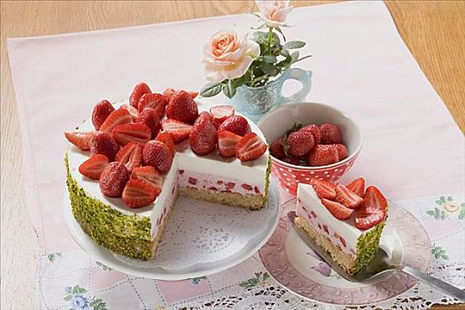 草莓酸奶,蛋糕,开心果,块,切削