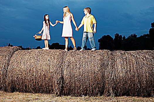 女人,走,两个孩子,干草堆
