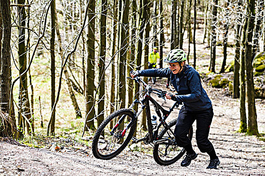 女人,骑自行车,树林